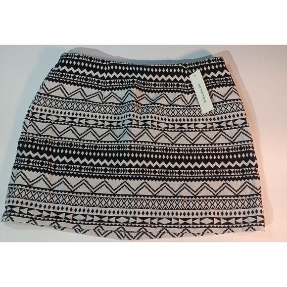 Francesca’s Aztec Print Knit Mini Skirt Black White Geometric Tribal Size M - Picture 2 of 6